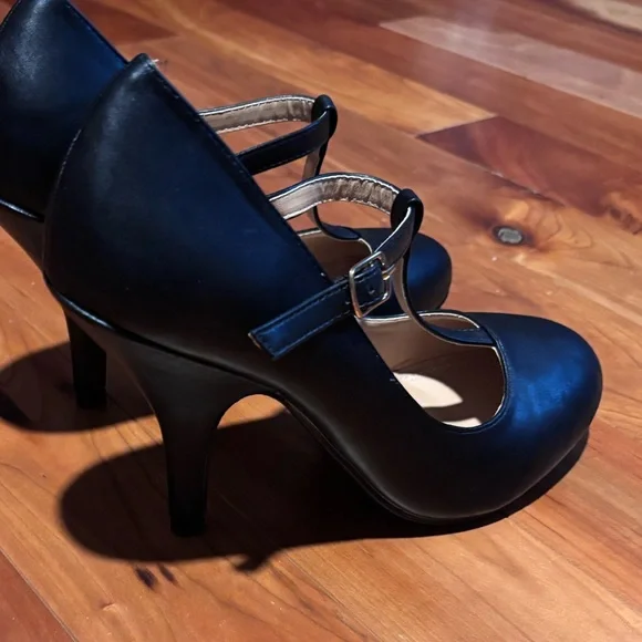 Journee Collection Black T-Strap Heels - Picture 3 of 7